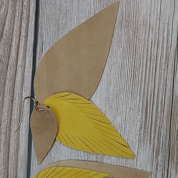 THREE TIERED GOLDEN YELLOW TEARDROP EARRINGS - Picture 5 of 6